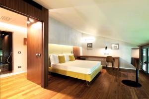 罗马Fauno Urban Resort的卧室配有床、桌子和门