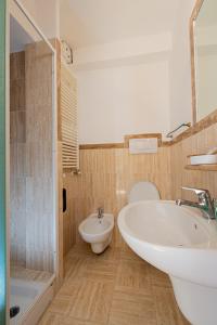 圣斯特凡诺·迪塞斯Cuore Nero Food and Relax的浴室配有盥洗盆、卫生间和浴缸。