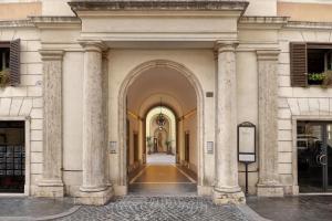 罗马Borghese Contemporary Hotel的柱子建筑中的拱门