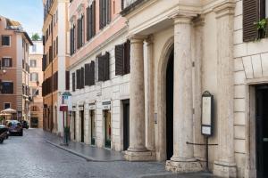 罗马Borghese Contemporary Hotel的街道边有柱子的建筑物