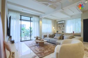 吉隆坡KL Townhouse Villa by LilyandLoft的客厅配有沙发和桌子