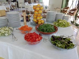 库里亚库里亚托马斯酒店的桌上放着一碗蔬菜和盘子