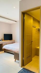新庄J-Double Room Xinzhuang District的一间卧室设有一张床和一个滑动玻璃门