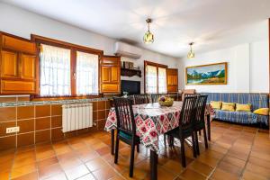 莫纳奇尔Casa Rural Las Huertas de Roque的厨房配有桌椅和沙发。