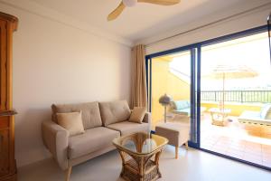 坎波阿莫Campoamor Seaview的带沙发的客厅和阳台