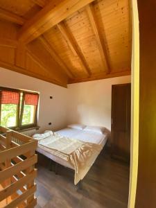 莱德罗Casa Viola的一间卧室设有一张床和木制天花板