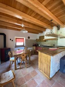 莱德罗Casa Viola的厨房设有木制天花板和木桌