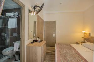 阿拉尼亚Arsi Enfi City Beach Hotel的一间酒店客房 - 带一张床和一间浴室