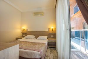 阿拉尼亚Arsi Enfi City Beach Hotel的酒店客房设有两张床和一个阳台。