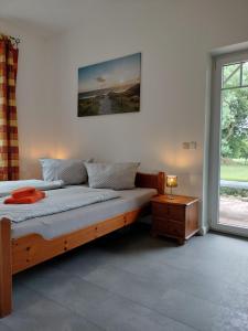 博尔滕哈根Haus Wiesenblick的一间卧室设有一张床和一个窗口