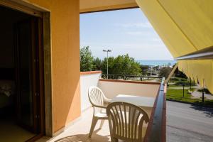斯卡莱阿B&B Torre Talao的阳台配有桌椅,享有海景。