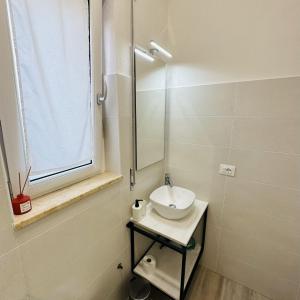 维拉皮亚纳La casa del nonno - Villapiana的白色的浴室设有水槽和窗户。