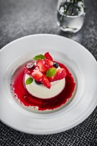 Nesflaten能源酒店的白盘上的甜品,包括草莓和蓝莓