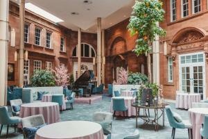 爱丁堡爱丁堡 - 喀里多尼亚华尔道夫酒店的配有桌椅和三角钢琴的房间