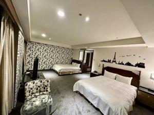 台北喜客商旅 Seeker Hotel - Sanchong的一间卧室配有两张床和椅子