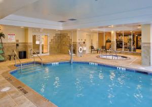 莱克伍德莱克伍德希尔顿花园旅馆的在酒店房间的一个大型游泳池