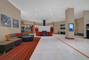 大章克申大章克申逸林希尔顿酒店的一个带沙发和屏幕的大型大堂