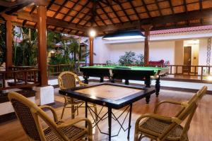 巴加果阿阿尔波拉巴加希尔顿逸林度假酒店 的配有台球桌和椅子的房间