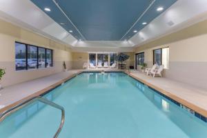 格罗顿格罗顿/米斯提希尔顿恒庭酒店的一个带大型室内游泳池的大型游泳池