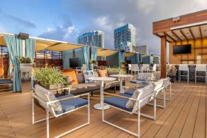 檀香山Hilton Grand Vacations Club Hokulani Waikiki Honolulu的大楼内带桌椅的屋顶甲板