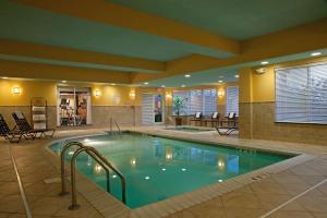 普兰菲尔德印第安纳波利斯机场希尔顿花园酒店的在酒店房间的一个大型游泳池