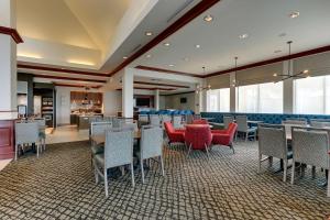 普兰菲尔德印第安纳波利斯机场希尔顿花园酒店的餐厅内带桌椅的用餐室