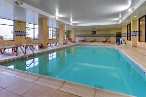 印第安纳波利斯印第安纳波利斯机场汉普顿套房酒店的一座带椅子的酒店游泳池