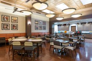 印第安纳波利斯印第安纳波利斯市中心希尔顿惠庭套房酒店的一间在房间内配有桌椅的餐厅