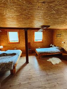 Apartma Sveti Martin的一间卧室设有两张床和木制天花板