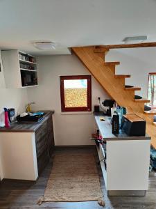 Apartma Sveti Martin的一间厨房,内设柜台和楼梯