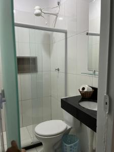 莫罗圣保罗Pousada Timbalada的白色的浴室设有卫生间和水槽。