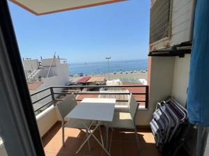 卡莱塔德贝莱斯Maravilloso apartamento en primera linea de playa con vistas al mar en Caleta de Vélez 2 C的一个带桌椅的海景阳台