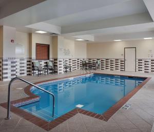 琼斯伯勒琼斯伯勒希尔顿花园酒店的在酒店房间的一个大型游泳池