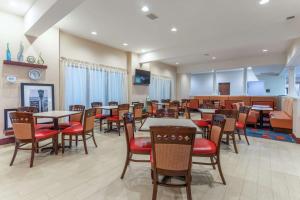 杰斐逊城杰斐逊城摩登都会汉普顿酒店的餐厅内带桌椅的用餐室