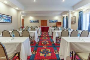 杰斐逊城杰斐逊城摩登都会汉普顿酒店的一间会议室,配有桌椅和白色的桌布