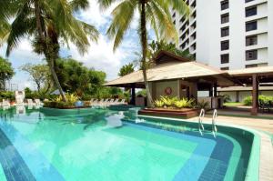 古晋古晋希尔顿酒店的棕榈树酒店的一个游泳池