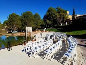 拉斯维加斯希尔顿拉斯维加斯湖度假Spa酒店的沙滩上一排用于婚礼的白色椅子