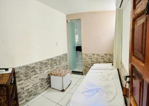 莫罗圣保罗Pousada Timbalada的小房间设有两张床和镜子