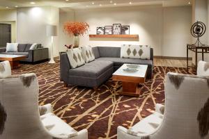 埃尔塞贡多LAX希尔顿逸林酒店-埃尔塞贡多的大堂配有沙发、椅子和桌子