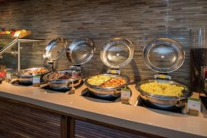 埃尔塞贡多LAX希尔顿逸林酒店-埃尔塞贡多的柜台上放着一大堆碗的食物