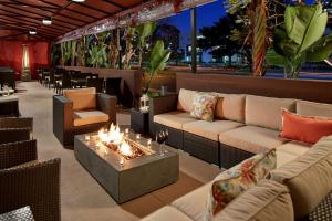 埃尔塞贡多LAX希尔顿逸林酒店-埃尔塞贡多的客厅配有沙发和壁炉桌
