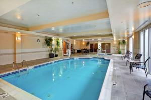 里奇菲尔德帕克里奇菲尔德公园希尔顿花园酒店的在酒店房间的一个大型游泳池