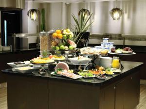 伦敦伦敦西区希尔顿逸林酒店的自助餐,餐桌上摆满了食物