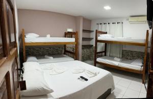 莫罗圣保罗Pousada Timbalada的一间设有三张双层床的客房