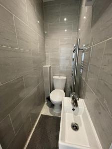 豪士罗House by Araminta的浴室配有白色卫生间和盥洗盆。