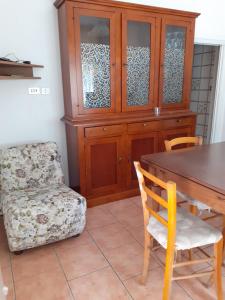 廖卢纳托Appartamento Riolunato (MO)的用餐室配有木制橱柜、桌子和椅子