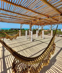 奥尔沃克斯岛La Casa del Sol Holbox的海滩上的吊床,背景是大海