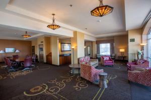 贝城贝城河滨希尔顿逸林酒店的酒店大堂设有桌椅和灯光