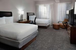 孟菲斯希尔顿逸林酒店孟菲斯市中心的酒店客房设有两张床和电视。