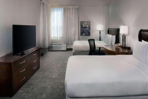 孟菲斯希尔顿逸林酒店孟菲斯市中心的酒店客房设有两张床和一台平面电视。